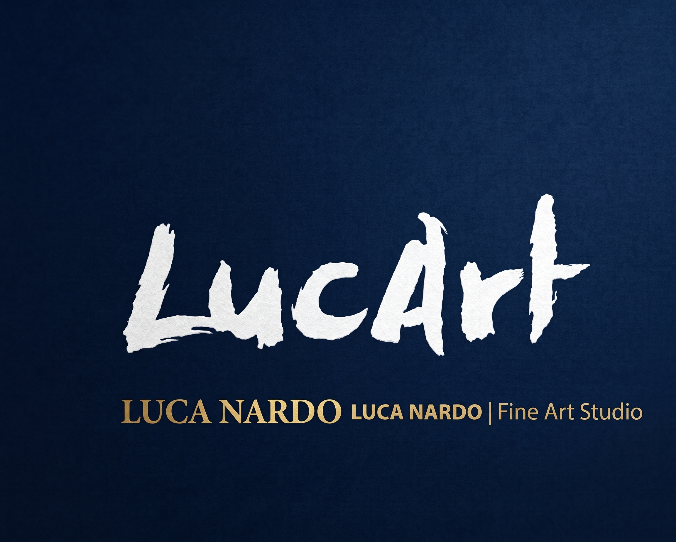 Logo LucArt in calligrafia bianca su fondo blu con la scritta dorata Luca Nardo Fine Art Studio