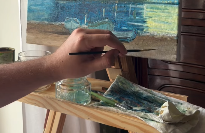 Un artista nel suo studio circondato da sculture classiche e opere d'arte